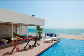 「鎌倉で最も海が近い」と評判！絶景レストラン「アマンダンブルー鎌倉」が夏限定開業 画像