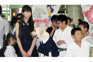 夏帆　新宿駅で非行防止キャンペーン　共演犬は大あくびのご愛嬌 画像