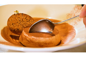 エレガントなイタリアンスタイルカフェ「エンポリオ アルマーニ カフェ」表参道 画像