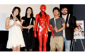 芦名星、真っ赤なボンデージ姿も「下着は着けてます！」 画像