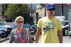 リース・ウィザースプーン、婚約間近か？　恋人がジュエリー・ショップで指輪探し 画像