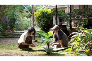 満島ひかり「あれは島の魔法だった」夜通し撮影後、監督と語らう『海辺の生と死』メイキング映像 画像