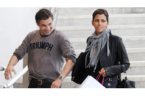 ハル・ベリー、新恋人とビバリーヒルズでチャリティ・ガラに出席 画像