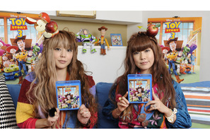 PUFFYが頭にリンゴを差して『トイ・ストーリー3』CMに出演　初のクリスマスソングも！ 画像