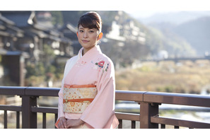 上原多香子が映画初主演！　温泉町の復興に奔走する和服姿のヒロイン 画像