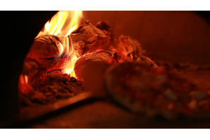 アジア第2位の職人が作る！  薪釜で焼き上げる”カリもち”食感の絶品ピザ 画像