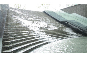 大阪駅直結！ブランチにもおすすめの滝ビューカフェ 画像