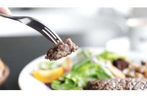 あふれる肉汁がたまらない！ パリ風ハンバーグが自慢の人気カフェ 画像