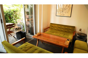 あのドラマのロケ地にも！ シンプルリュクスな大人カフェ 画像