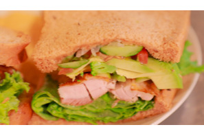 ヘルシーでガッツリ！ ランチに食べたいボリューム満点サンド 画像