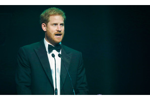 ヘンリー王子、母ダイアナ妃の代理で「レガシー賞」を受け取りスピーチ 画像