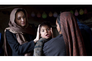 アンジー、UNHCR親善大使としてアフガニスタンを訪問、難民支援を訴える 画像