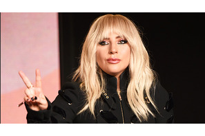 レディー・ガガ、交際中のエージェントと婚約か？ 画像