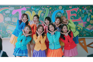 TWICE、日本のCMに初出演！ カラフルな制服姿でダンス「ワイモバ学園」 画像
