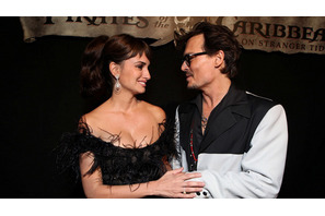 『パイレーツ』初披露でジョニーらに大歓声！　キースが日本に向け「ONE LOVE」 画像