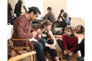 ヒロイン役ゾーイ・カザンと“ご本人”の2ショット映像到着！『ビッグ・シック』 画像