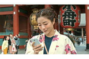 石原さとみ、浅草で瓦割り！ 春ムードな服装も注目「Find my Tokyo.」新CM 画像