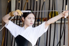 佐藤健が恋する“弓道少女”古畑星夏、「美しすぎる」と視聴者のハートも射抜く？「半分、青い。」 画像