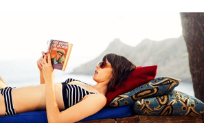 ステイシー・マーティンのキュートなビキニ姿にくぎ付け！『グッバイ・ゴダール』 画像