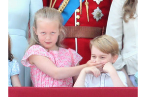 ジョージ王子、“女王の誕生日パレード”ではとこに口をふさがれる！ 画像