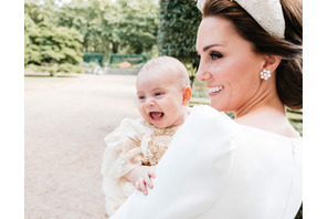 イギリス王室、ぱっちりおめめ＆にっこり笑顔のルイ王子の写真を公開 画像