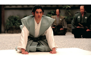 瑛太が赤ん坊を抱っこ＆家族への思いを激白！　『一命』インタビュー映像到着 画像