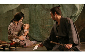 満島ひかりの“初”母親姿が解禁！　泣く赤ん坊のために海老蔵が歌舞伎を披露！ 画像