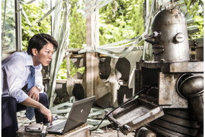 佐藤健、謎のロボットと初対面！『ハード・コア』シュールな本編映像到着 画像