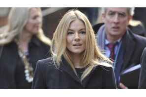 シエナ・ミラー、大衆紙の盗聴に気づかず「友人や家族を疑いの目で見てしまった」 画像