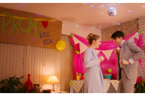 プロムの相手はママ!? 『リアム16歳、はじめての学校』本編映像 画像