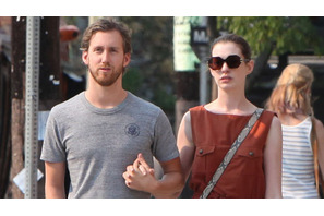 アン・ハサウェイ、デート中にダイヤの指輪を目撃され婚約発覚 画像