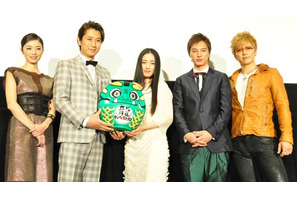 GACKTの卑猥な（？）舌に台湾でモザイク！　共演陣にもビビられた？ 画像