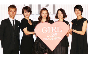 まるで女子会！ 香里奈、麻生久美子らが黒のドレスで『ガール』完成報告 画像