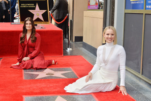 『アナ雪』イディナ・メンゼル＆クリスティン・ベルが同時にハリウッドの殿堂入り 画像