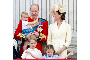 口をすぼめるキュートなルイ王子に注目！ウィリアム王子一家のクリスマスカード公開 画像