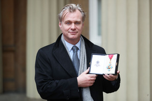 クリストファー・ノーラン監督、大英帝国勲章を受章 ウィリアム王子が授与 画像