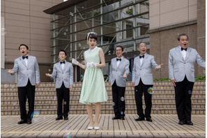 のん、レトロワンピースで歌い踊る『星屑の町』本編シーン公開 画像