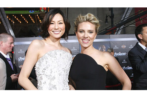 米倉涼子、セクシードレスでスカヨハとご対面！『アベンジャーズ』ワールド・プレミア 画像