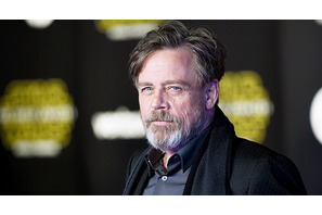 マーク・ハミル、11歳の少女にR2-D2デザインの筋電義手を届けるサポート 画像