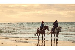 テリーサ・パーマーの乗馬練習が公開『ライド・ライク・ア・ガール』オフショット写真 画像