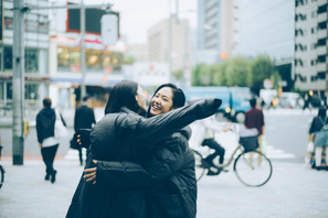 三吉彩花＆阿部純子の仲良しハグも「友達と観たくなる」『Daughters』メイキング画像入手 画像