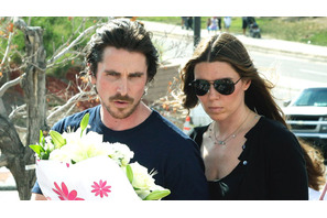 クリスチャン・ベイル、コロラド州オーロラへ赴き、銃乱射事件被害者を見舞う 画像