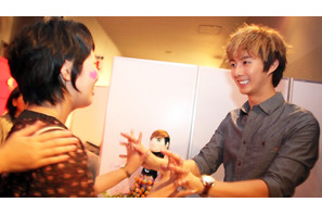 キム・ヒョンジュン、1,000人ハイタッチ＆バースデイ・サプライズに大興奮！ 画像