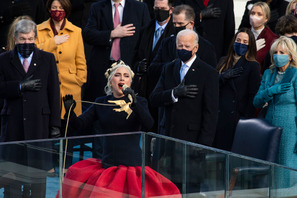 レディー・ガガ、バイデン氏の大統領就任式で国歌独唱 世界中から「感動した」の声 画像