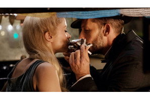 エッフェル塔のふもとで奏でる音色にドキドキ…『マーメイド・イン・パリ』デートシーン 画像