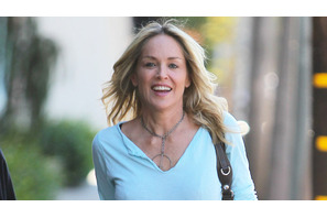 シャロン・ストーン、激しい頭痛を訴えてミラノで病院に搬送 画像