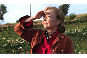 カトリーヌ・フロ、気楽さと洗練された上品さを醸し出すコーデに注目『ローズメイカー 奇跡のバラ』 画像