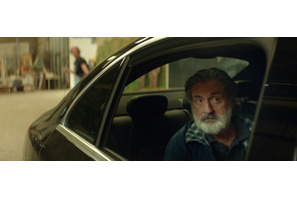 ダニエル・オートゥイユ、オーダーメイドの時間旅行へ！『ベル・エポックでもう一度』本編映像 画像