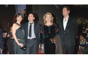 映画にまつわるファッション小噺 vol.32　“女王降臨”カトリーヌ・ドヌーヴが登場したフランス映画祭のレッドカーペット 画像