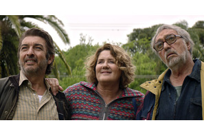 金融危機で無一文!? おじさん軍団の痛快リベンジ描く『明日に向かって笑え！』日本版予告 画像